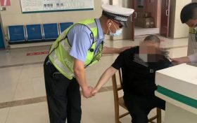 小車駕駛員突發(fā)心臟病 漢中交警一路疾馳緊急送醫(yī)縮略圖